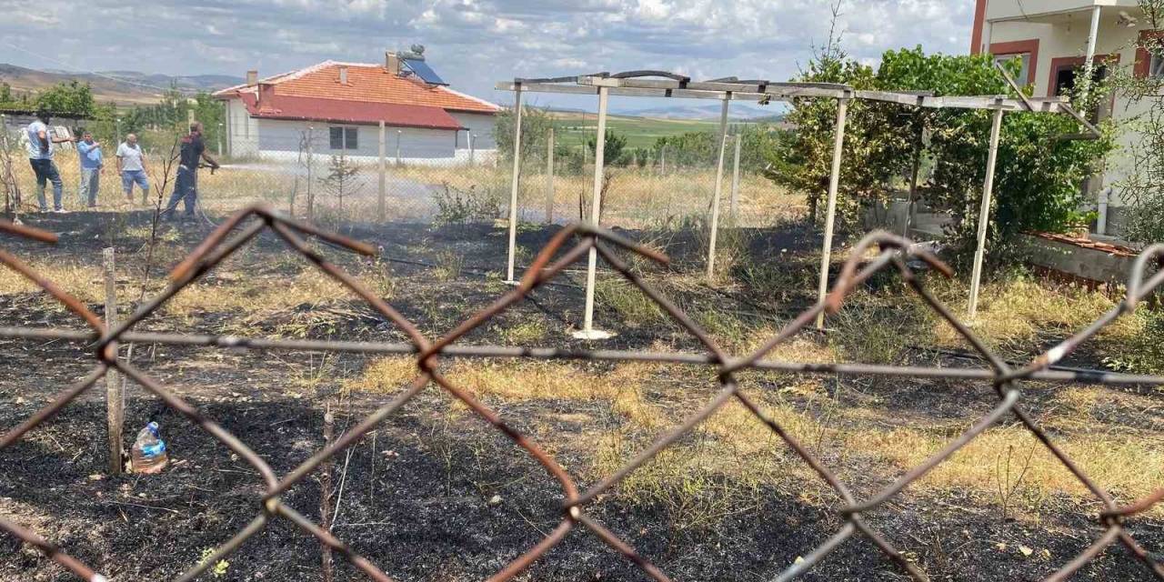 Bahçede Çıkan Yangın Evlere Sıçramadan Söndürüldü