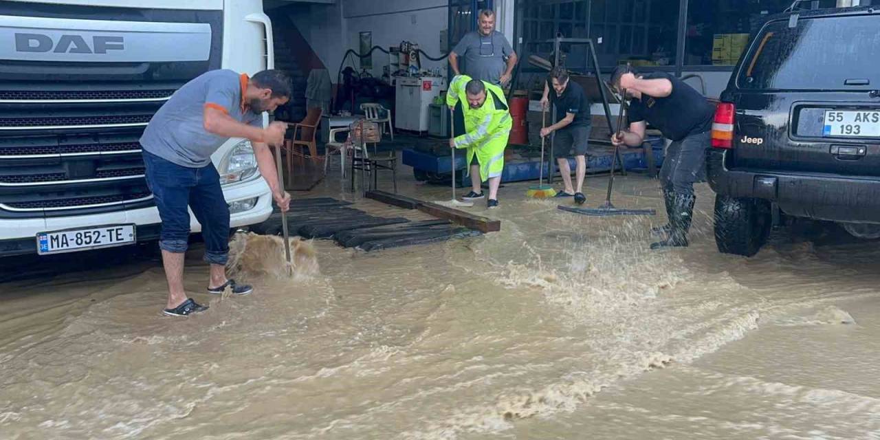 Sağanak Sonrası Sanayi Sitesinde İşyerlerini Su Bastı