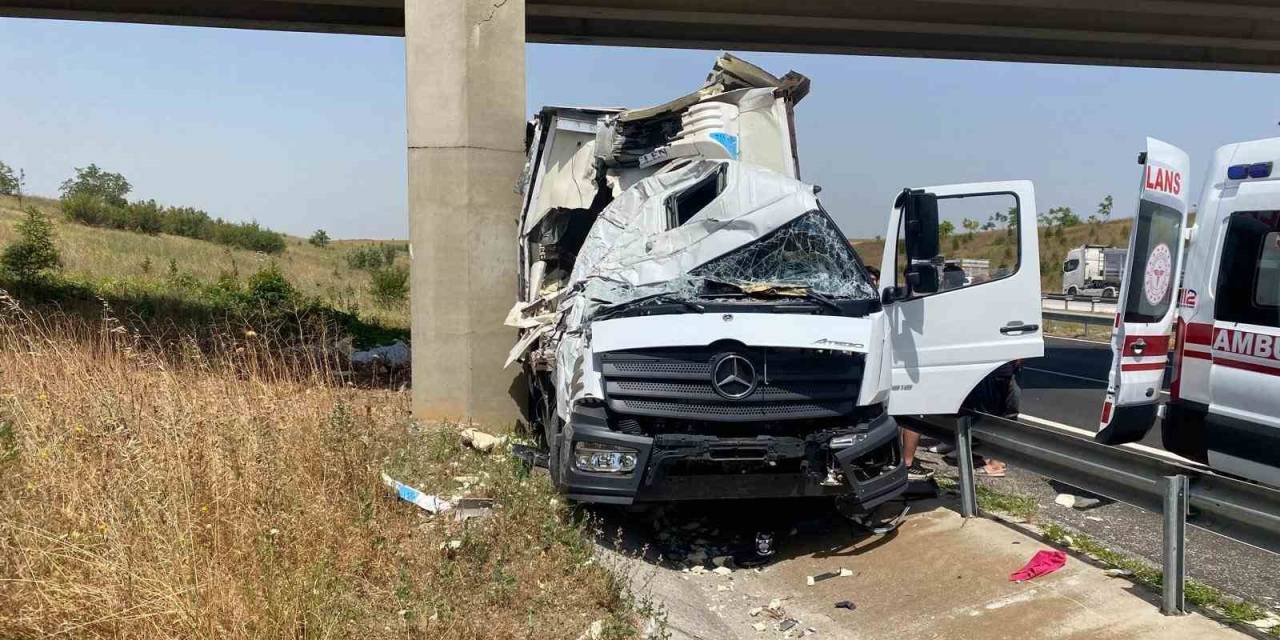 Köprü Ayağına Çarpan Kamyonetin Sürücüsü Yaralandı