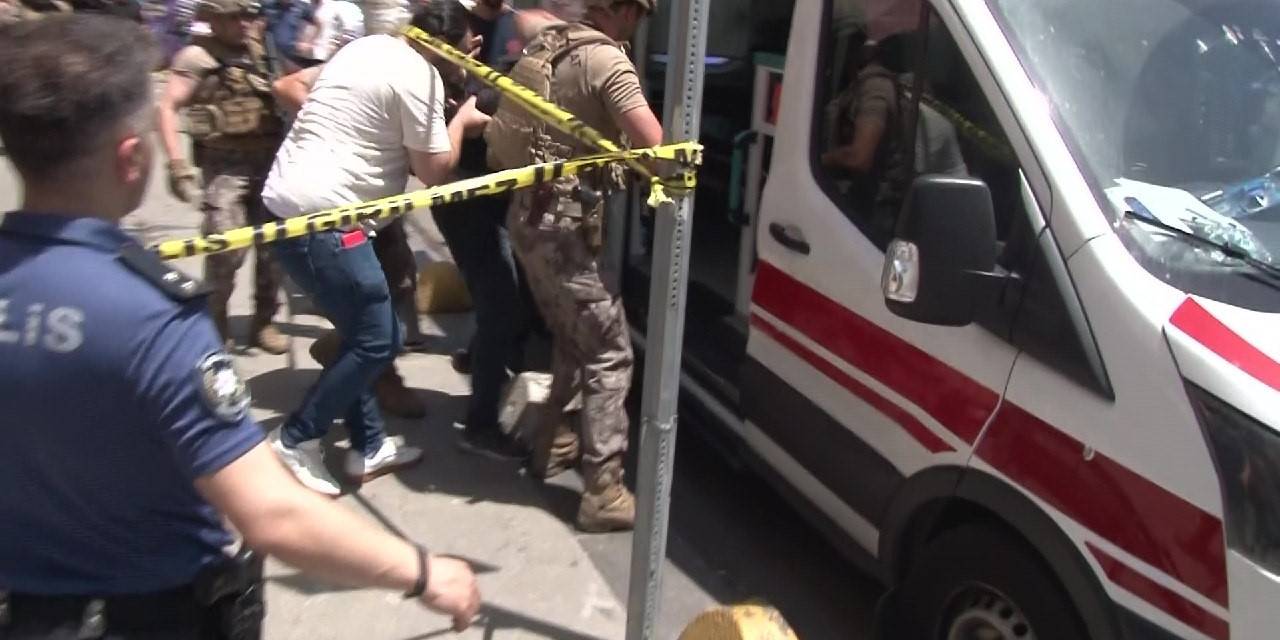 Kadıköy’de Rehine Krizi: Kuruyemişçiyi Rehin Aldı, İntihara Kalkıştı