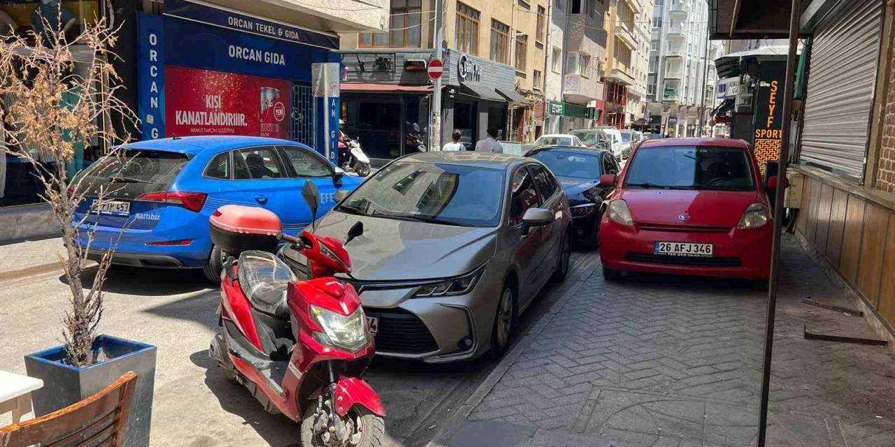 Trafiğe Kapalı Sokağı Motosikletlerden Sonra Şimdi De Otomobiller İşgal Etti