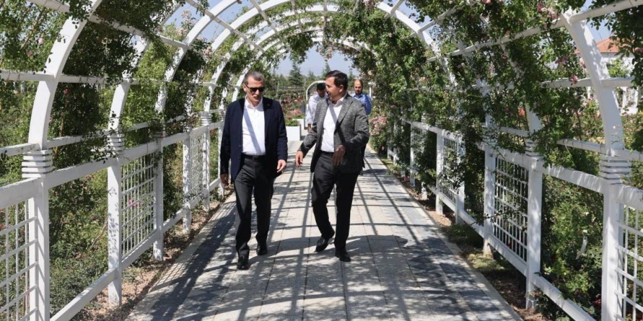 Zeytinburnu Belediye Başkanı Ömer Arısoy’dan, Karatay’ın Bahçelerine Övgü