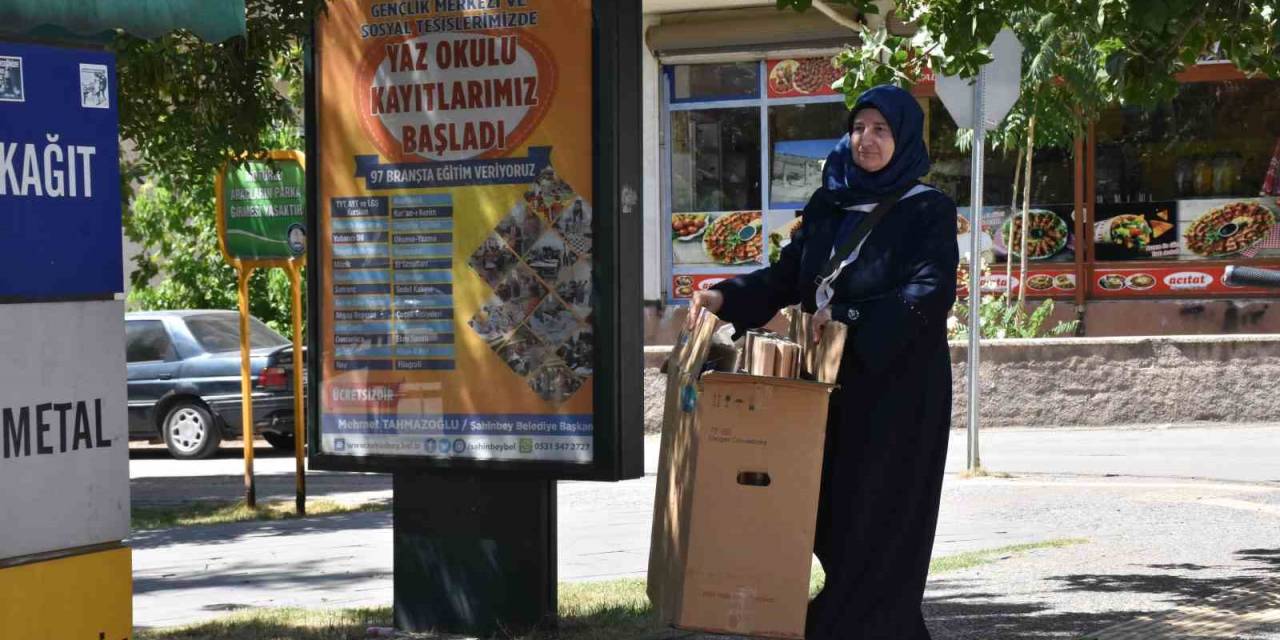 Biriktirdiği Atıklarla Çocukları Sevindiriyor