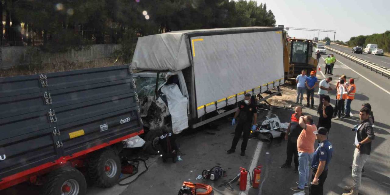 Kamyonet, Buğday Yüklü Römorka Arkadan Çarptı: 3 Ölü, 1 Yaralı