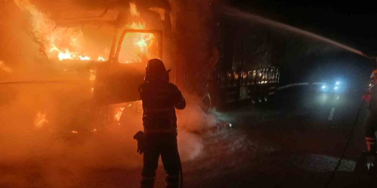 Yalova’da Seyir Halindeki Tır Alevlere Teslim Oldu