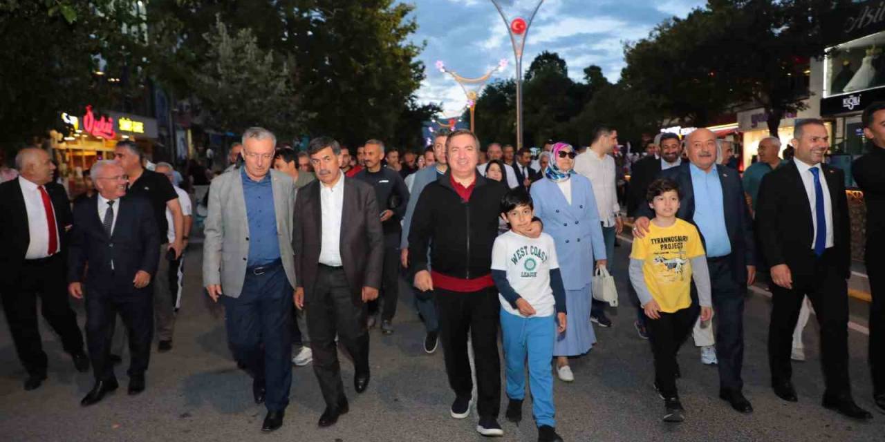 Trafiğe Kapatılan Ordu Caddesi Renkli Görüntülere Sahne Oldu