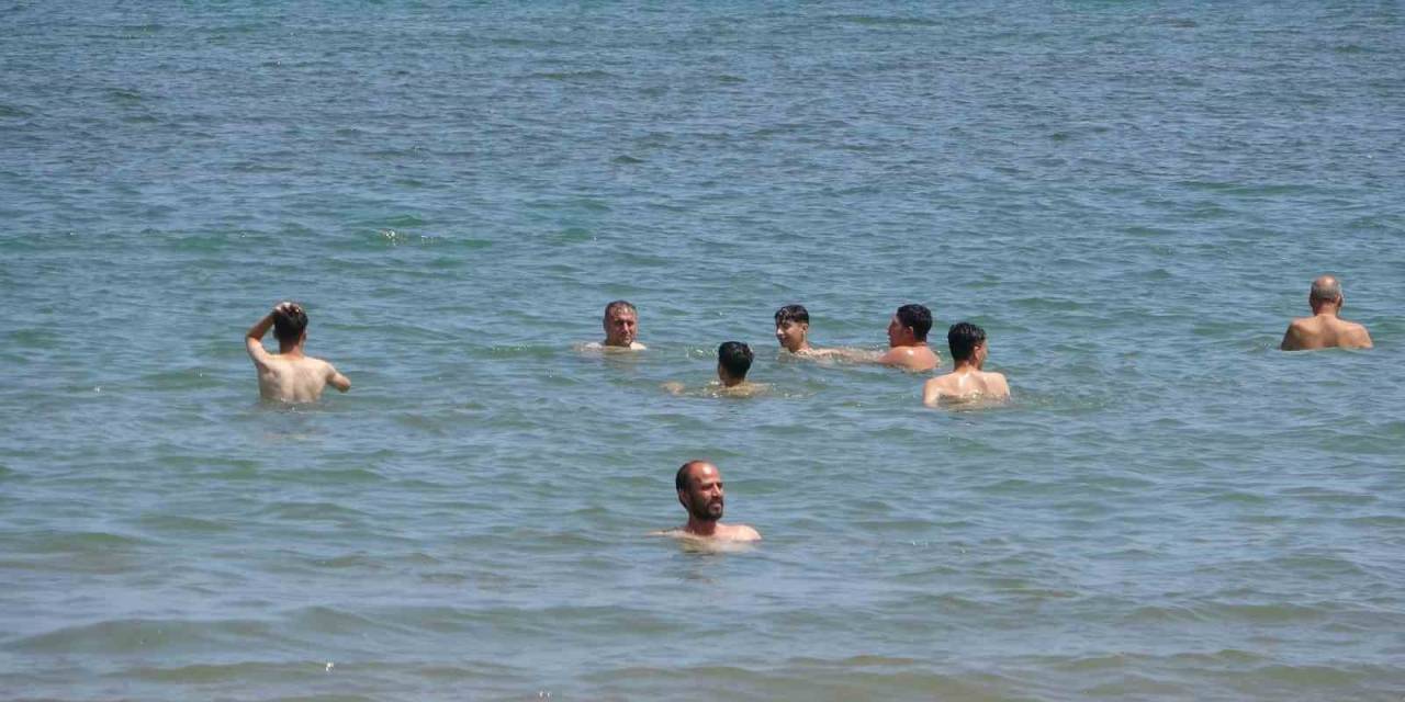 Mersin’de Vatandaşlar Serinlemek İçin Deniz Ve Gölgelere Akın Ediyor