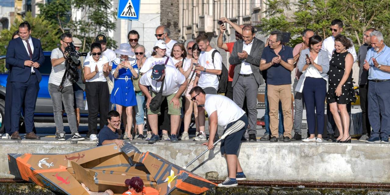 Körfezde Karton Tekne Yarışı Renkli Görüntülere Sahne Oldu