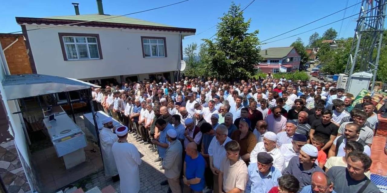 Edirne’deki Trafik Kazasında Hayatını Kaybeden Baba, Oğul Ve Yeğen Toprağa Verildi