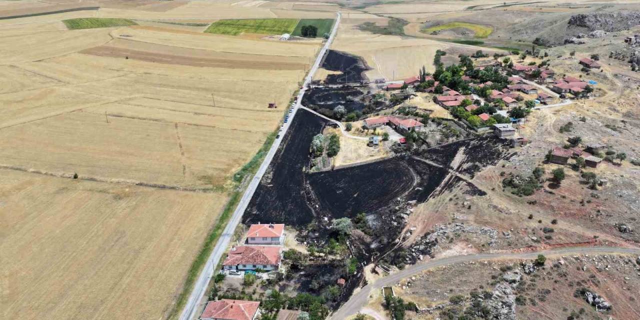 Temizlik İçin Yakılan Ateş Ekili Arazi İle 600 Balya Samanı Küle Çevirdi