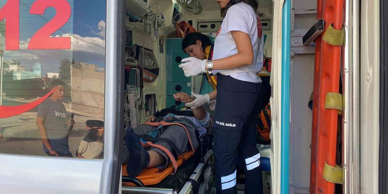 Kamyonetle Motosiklet Çarpıştı: 1 Yaralı