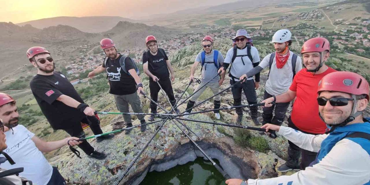 Merhum Ertaş’ın ’gönül Dağı’na Dağcılar Türk Bayrağı Dikti
