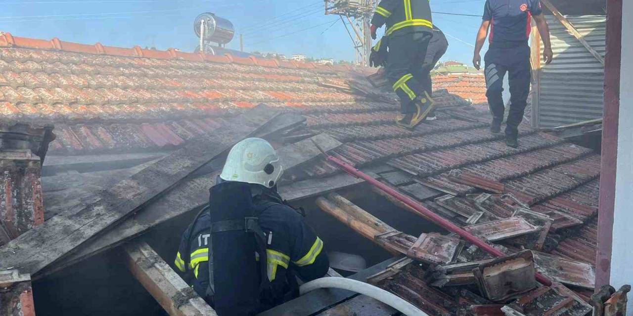 Mutfakta Çıkan Yangın Evi Kullanılmaz Hale Getirdi