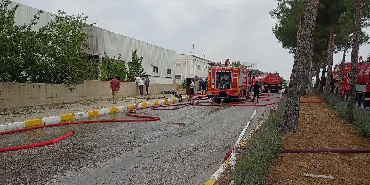 Uşak’ta Tekstil Fabrikasında Çıkan Yangın Söndürüldü