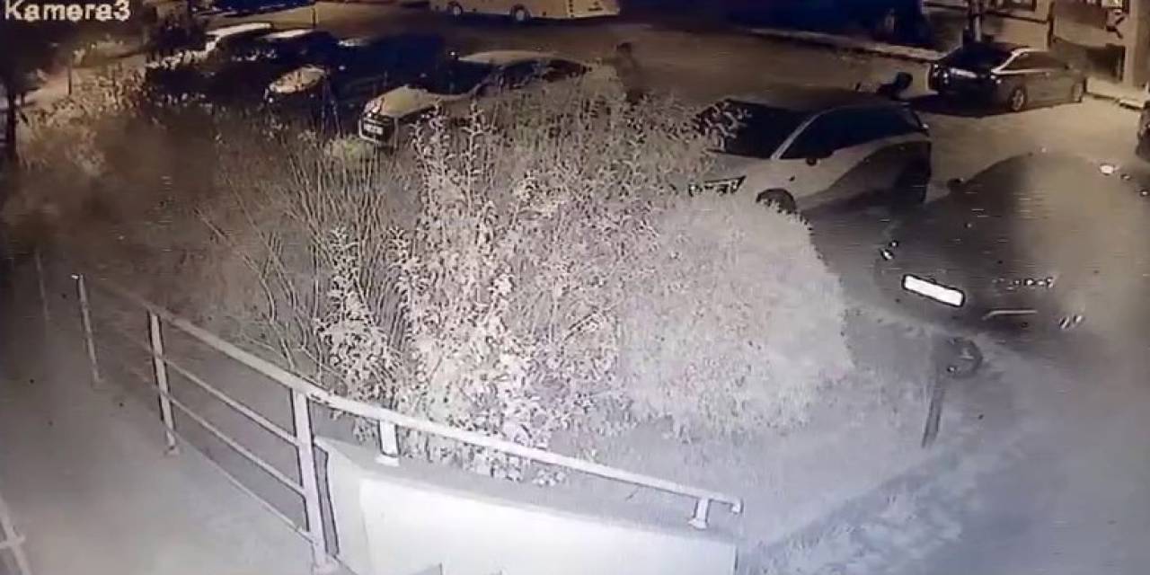 Elindeki Sopayla Park Halindeki Otomobilin Camını Kırdı