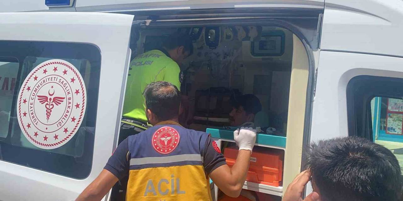 Otomobille 2 Motosiklet Çarpıştı: 2 Yaralı