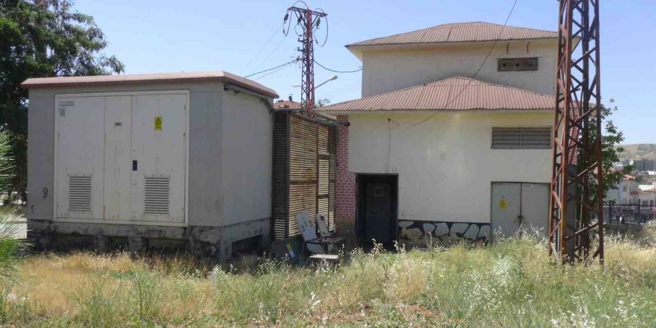 Kahramanmaraş Afşin’de Trafo Merkezine Zarar Verip, İlçeyi Elektriksiz Bıraktılar