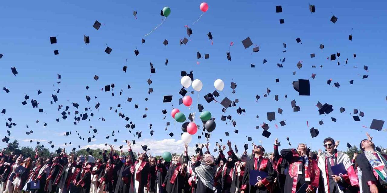 Atatürk Üniversitesi, 2023-2024 Akademik Yılı Mezunlarını Uğurladı