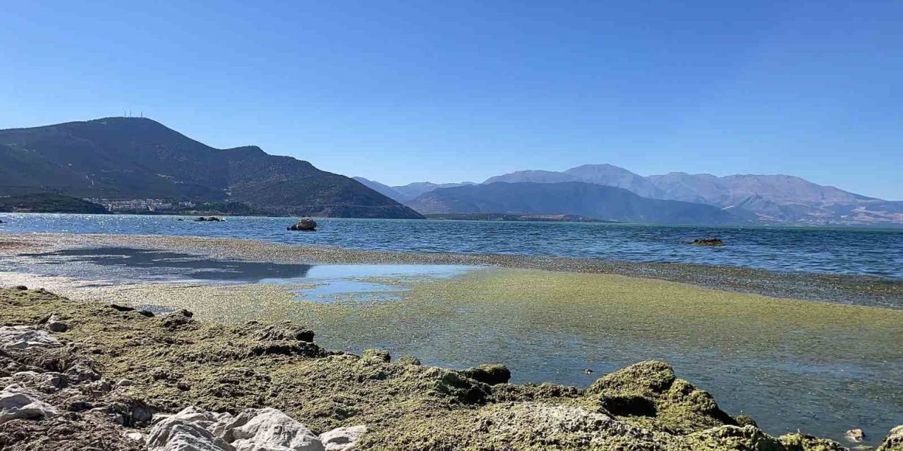 Eğirdir Gölü’nde Sular 2 Metre Çekildi, Koku Tehdidi Başladı