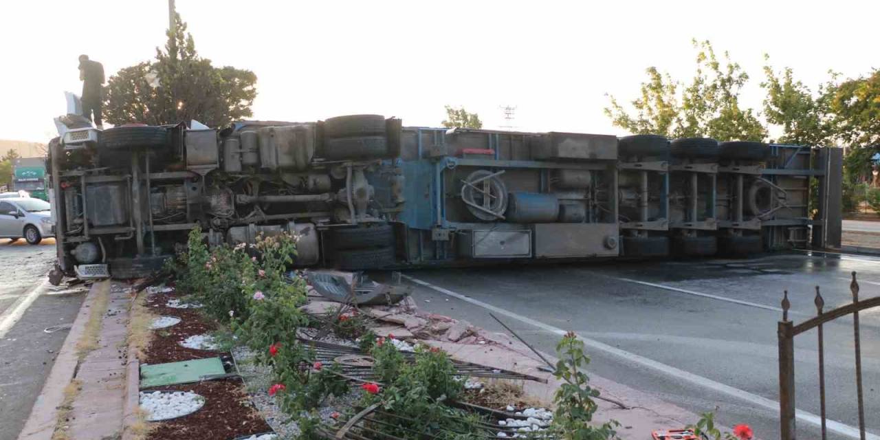 Kontrolden Çıkan Tır Yol Ortasına Devrildi, 4 Araç Bir Birine Girdi