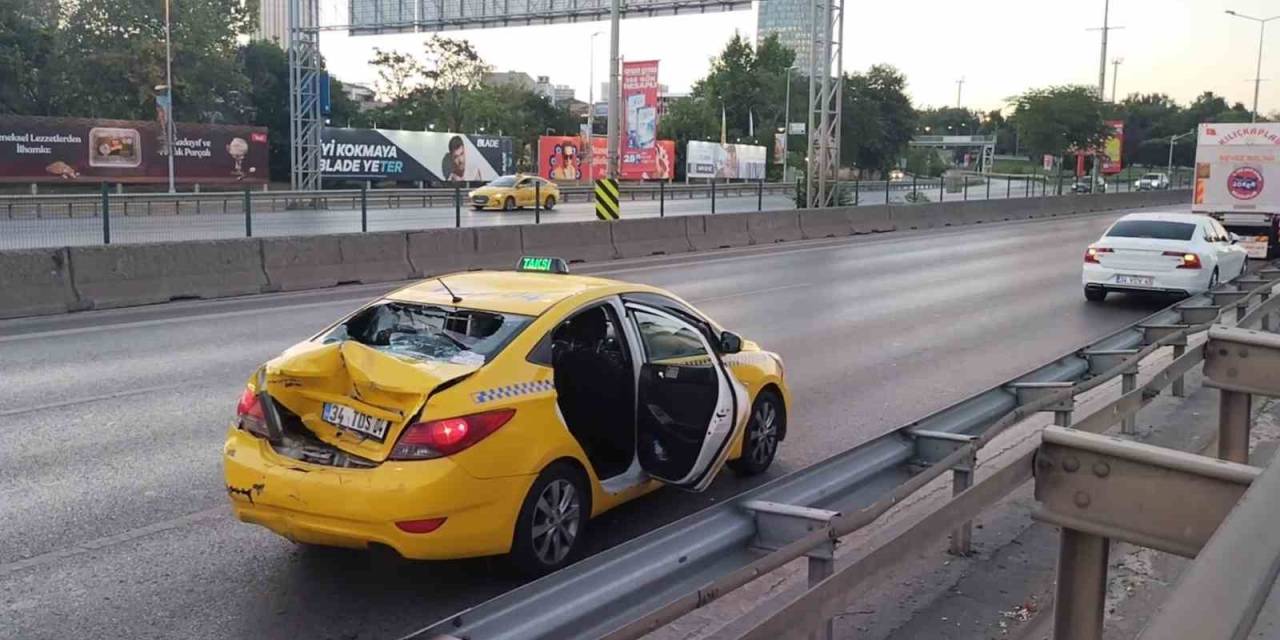Hızını Alamayan Motosikletli Taksiye Arkadan Çarptı: 2 Yaralı