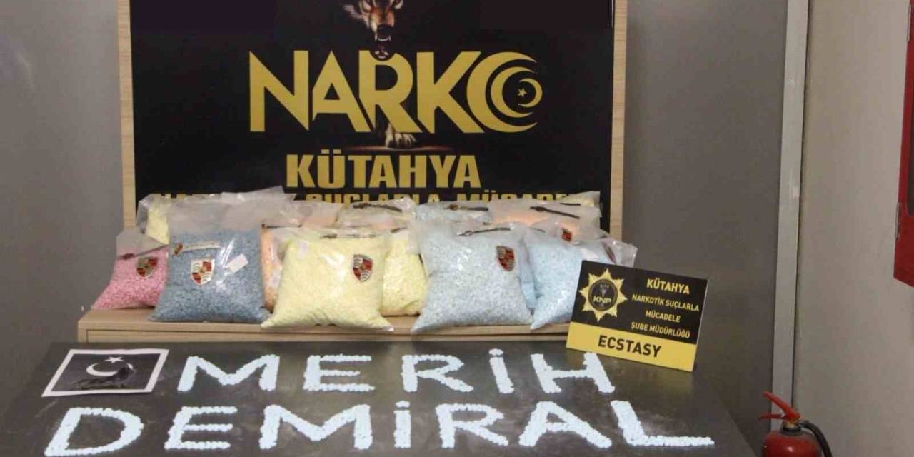 Kütahya’da Ele Geçirilen 64 Kilo Uyuşturucu Maddesinin Sergilendiği Standa, Merih Demiral’in İsmi Yazıldı