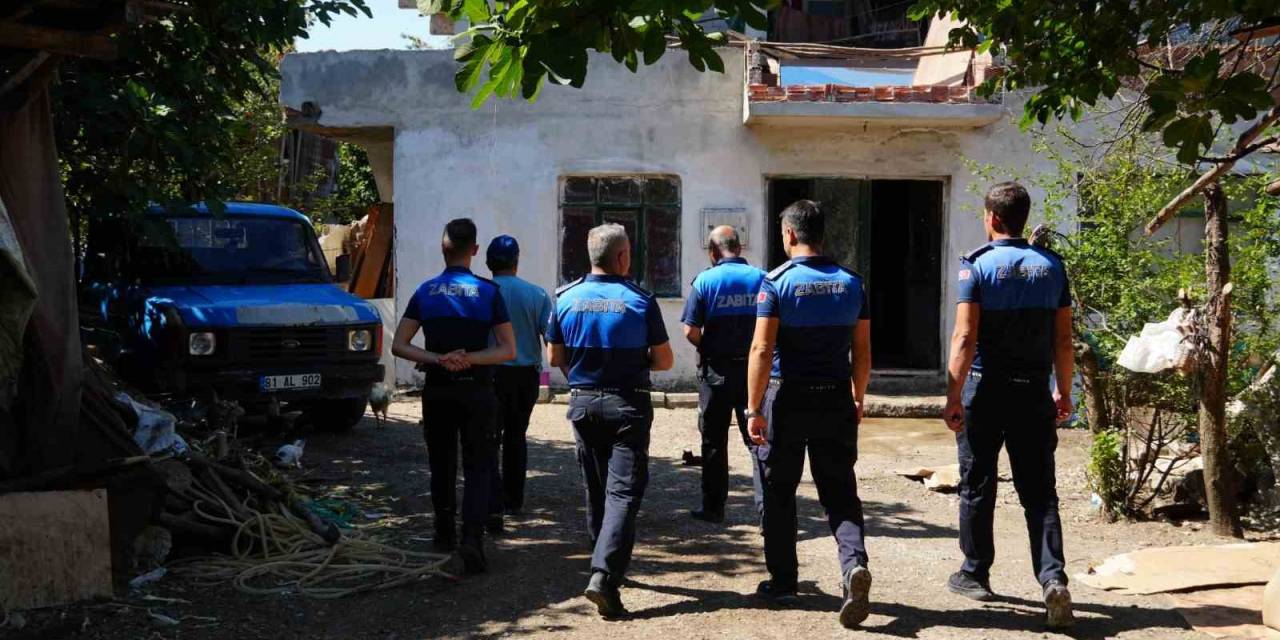 Çöp Evden 42 Kamyon Çöp Çıkardı