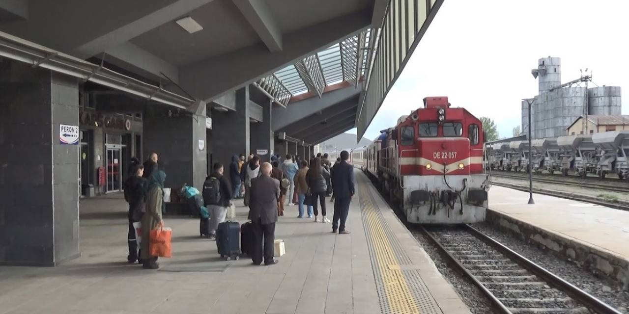 Kars’ta Vatandaşların Tercihi ’tren Yolculuğu’