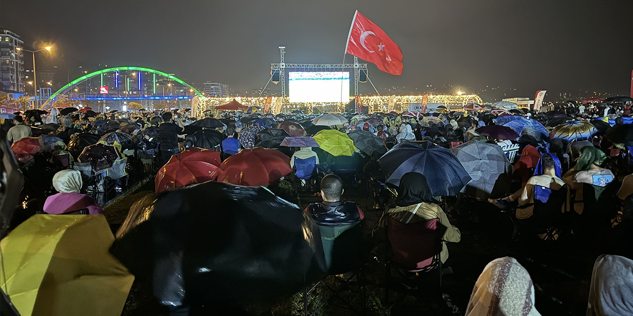 Rize'de Türkiye-Hollanda maçı, yağmur altında kurulan dev ekranda izlendi