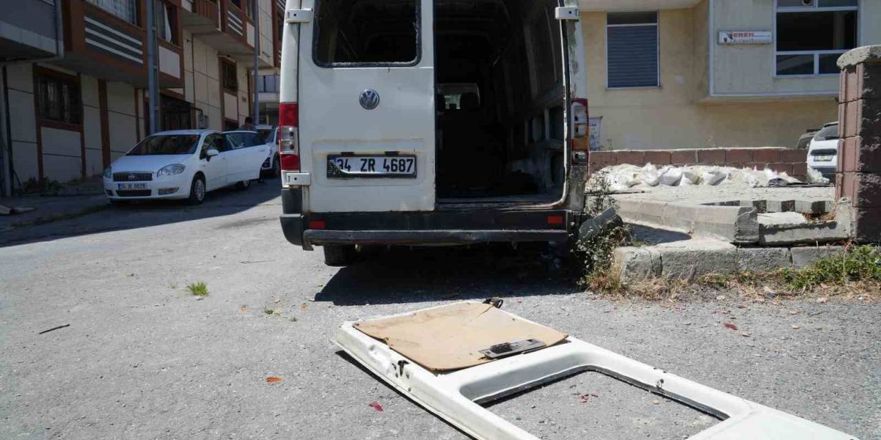 Arnavutköy’de Terk Edilmiş Araçlar Mahallelinin Korkulu Rüyası Oldu