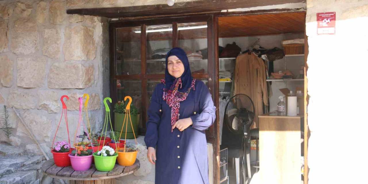 Depremde Evi Ve 2 Katlı İş Yeri Yıkılan Kadın, 12 Metrekarelik Mağazasında Hayata Tutundu