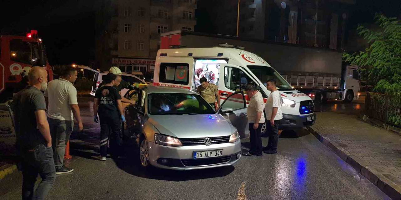 2 Otomobil Kavşakta Çarpıştı: 4 Yaralı