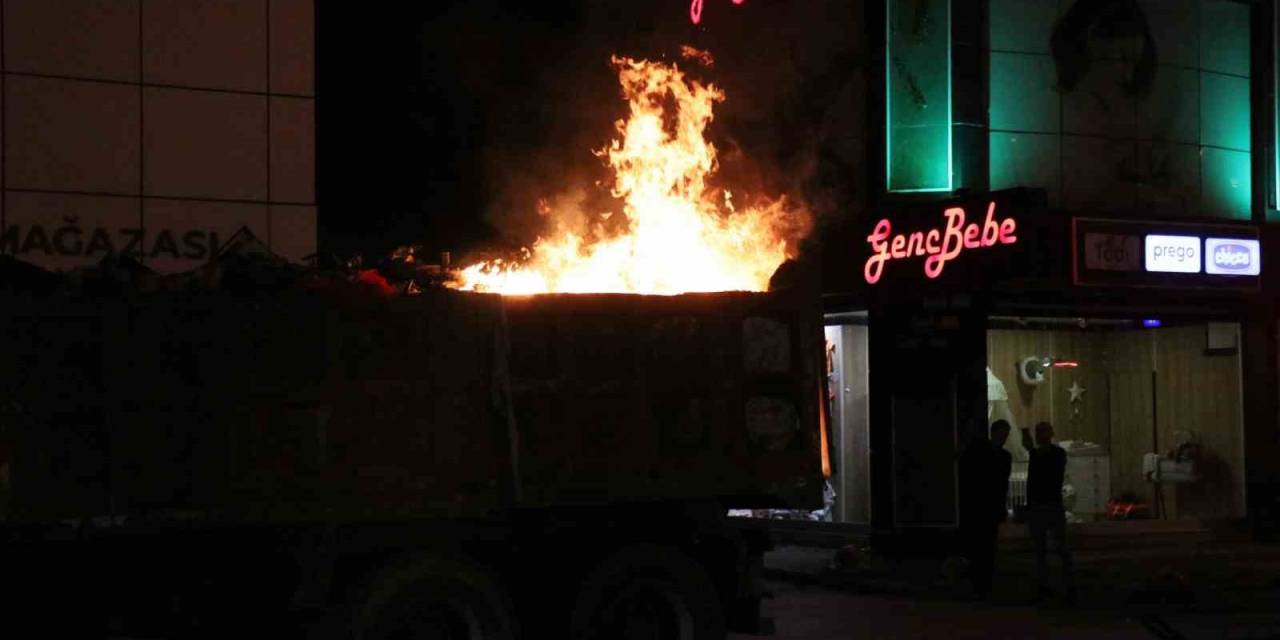 Kamyonun Kasasındaki Pazar Çöpleri Cadde Ortasında Alev Aldı