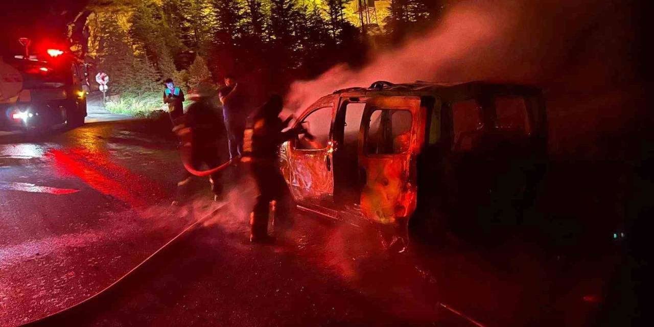 Burdur’da Seyir Halindeki Hafif Ticari Araç Alevlere Teslim Oldu