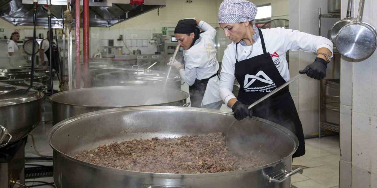 Mersin’de Aşhanede Tencereler Vatandaş İçin Kaynıyor