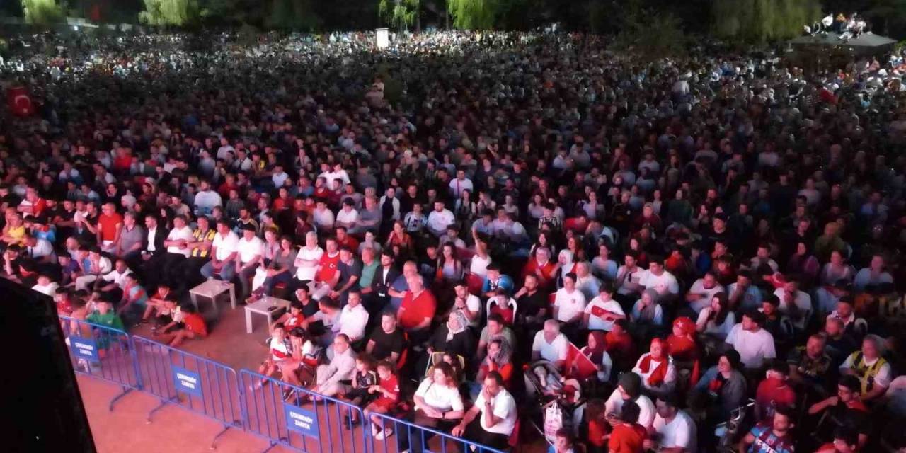 10 Bin Çekmeköylü Milli Maç Heyecanını Dev Ekranlarda Yaşadı