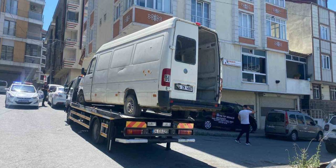 Arnavutköy’de Mahallenin Korkulu Rüyası Olan Terk Edilmiş Araçlar Çekildi