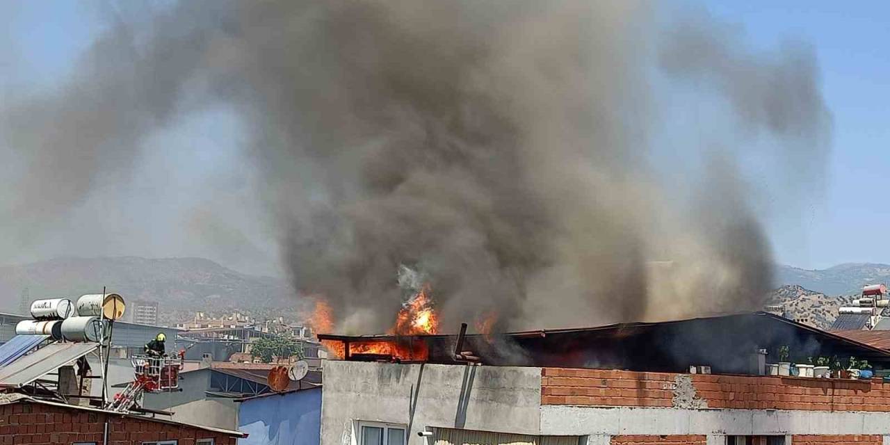 Saniyeler İçinde Koskoca Çatı Alevlere Teslim Oldu