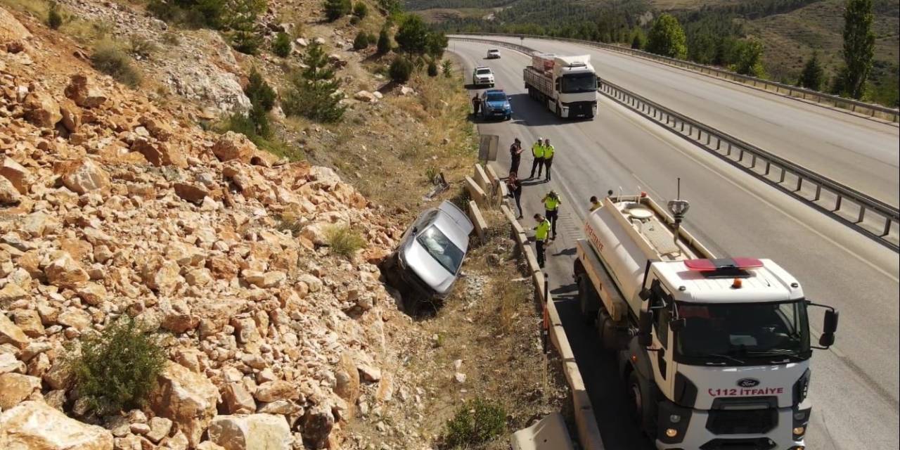 Burdur-antalya Yolunda Kaza: Kontrolden Çıkan Otomobil Bariyeri Aşıp Kayalıklara Çarptı