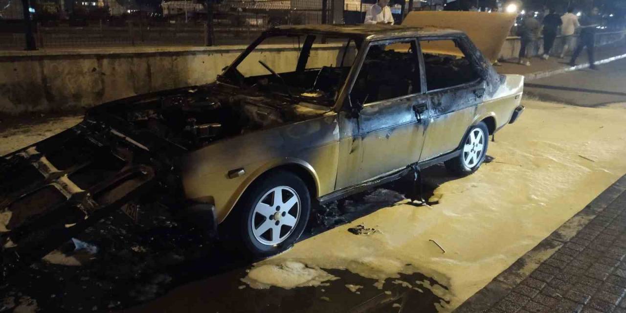 Pendik’te Otomobil Alev Alev Yandı