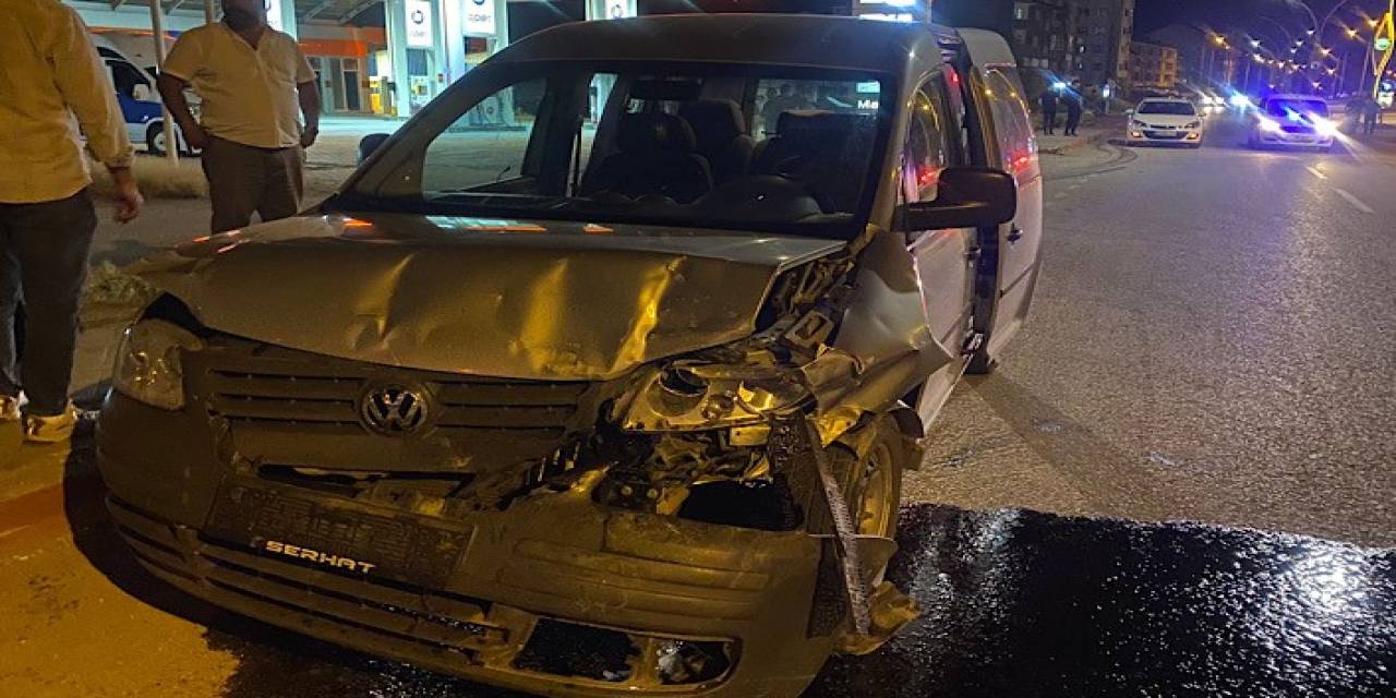 Yüksekova’da 2 Araç Çarpıştı