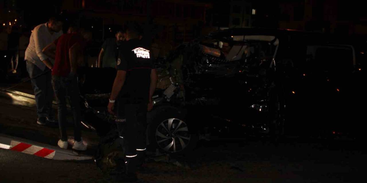 Otomobiller Çarpıştı, Park Halindeki Araçlar Zarar Gördü: 4 Yaralı