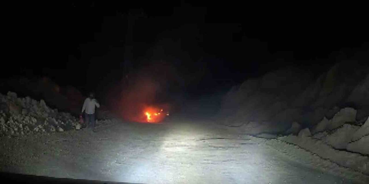 Seyir Halindeki Otomobil Alev Alev Yandı