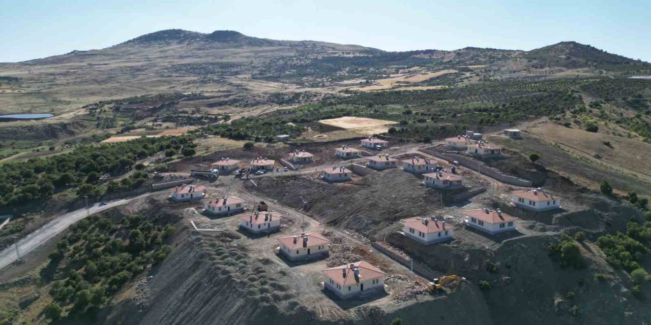 Kilis’te Depremzedeler İçin Yapılan Köy Konutlarının İnşası Sürüyor