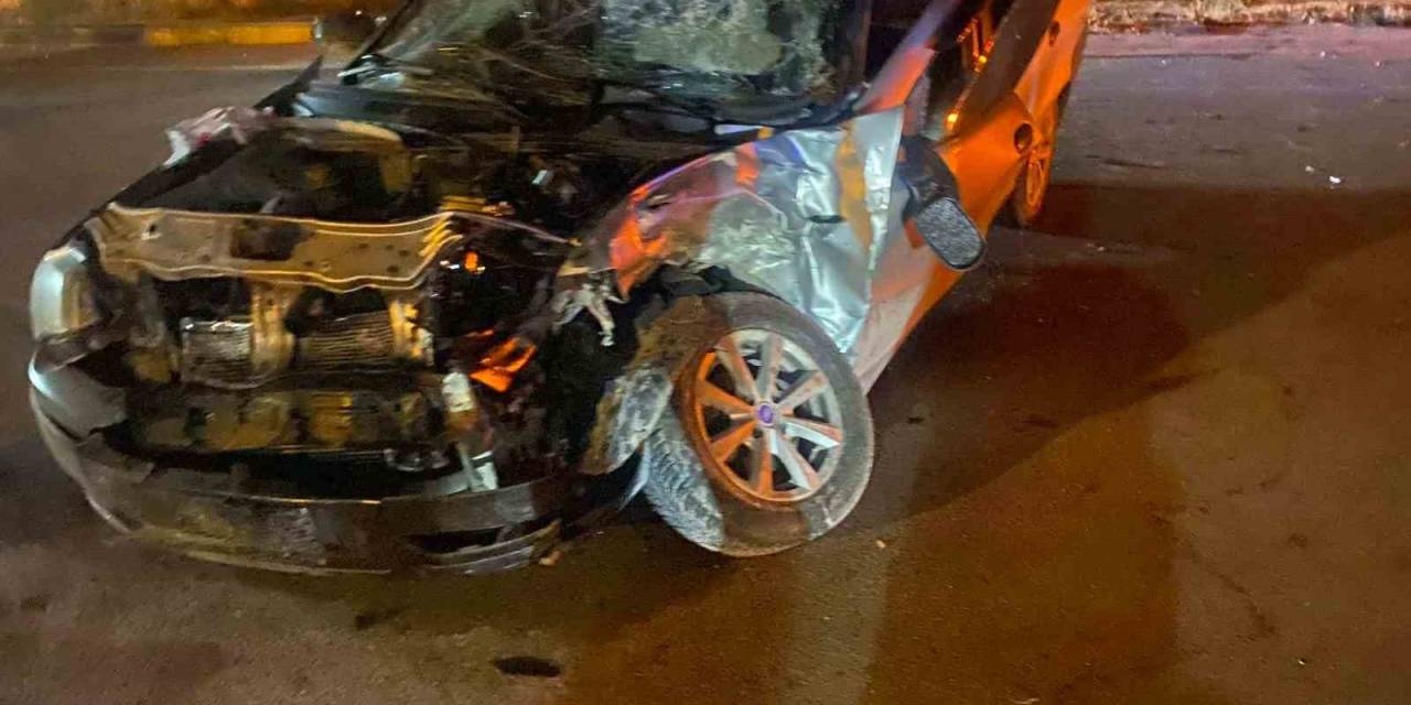 Direksiyon Hakimiyetini Kaybeden Otomobil Ağaca Çarptı: 3 Yaralı