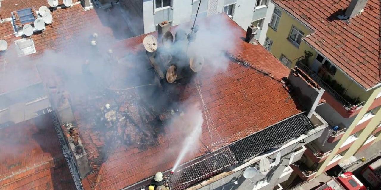 Bahçelievler’de 6 Katlı Binanın Çatı Katı Alev Alev Yandı
