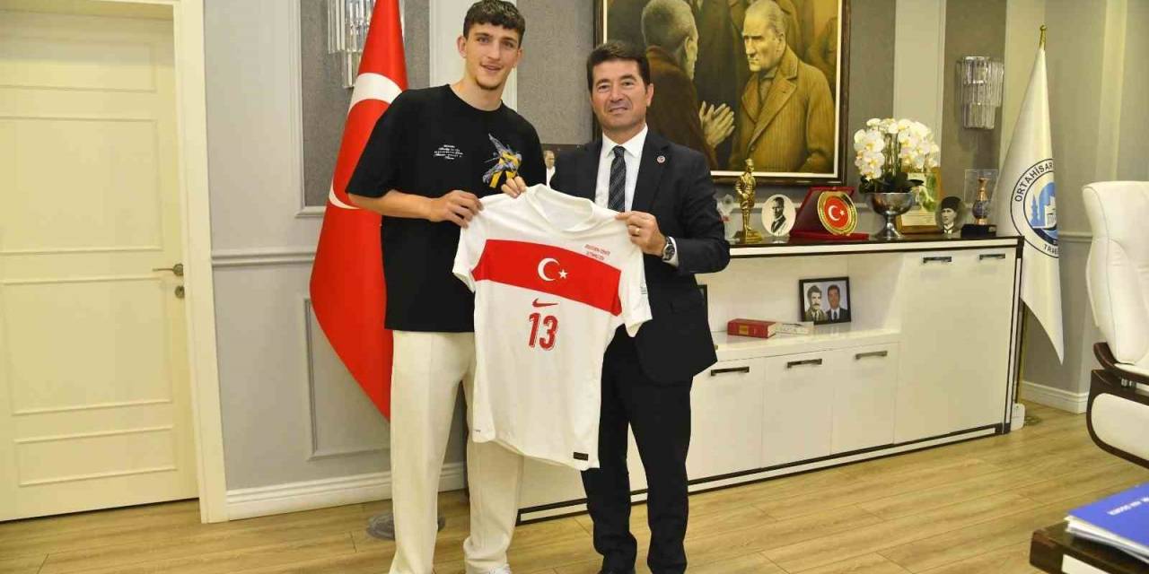 Ahmetcan Kaplan, Milli Takım Formasını Başkan Kaya’ya Hediye Etti