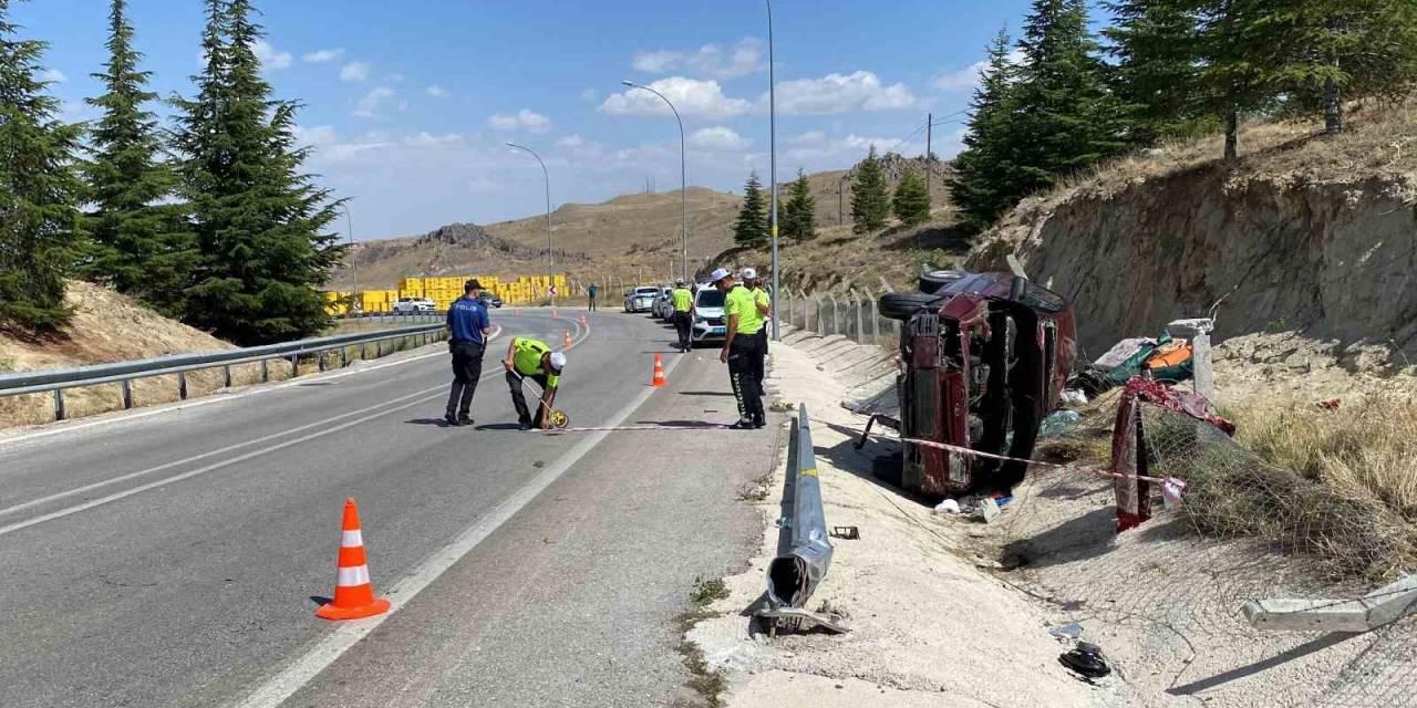 Hafif Ticari Aracın Direğe Çarpıp Devrildiği Kazada Anne Hayatını Kaybetti