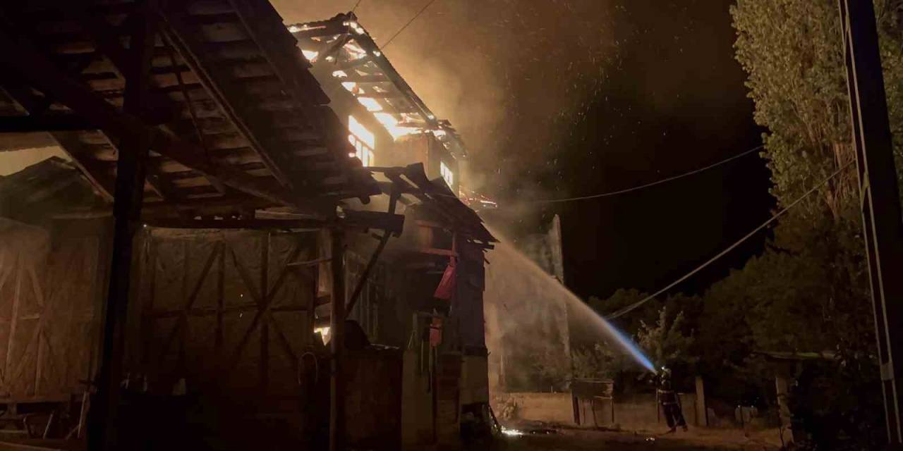 Köyde Çıkan Yangında 2 Ev Küle Döndü