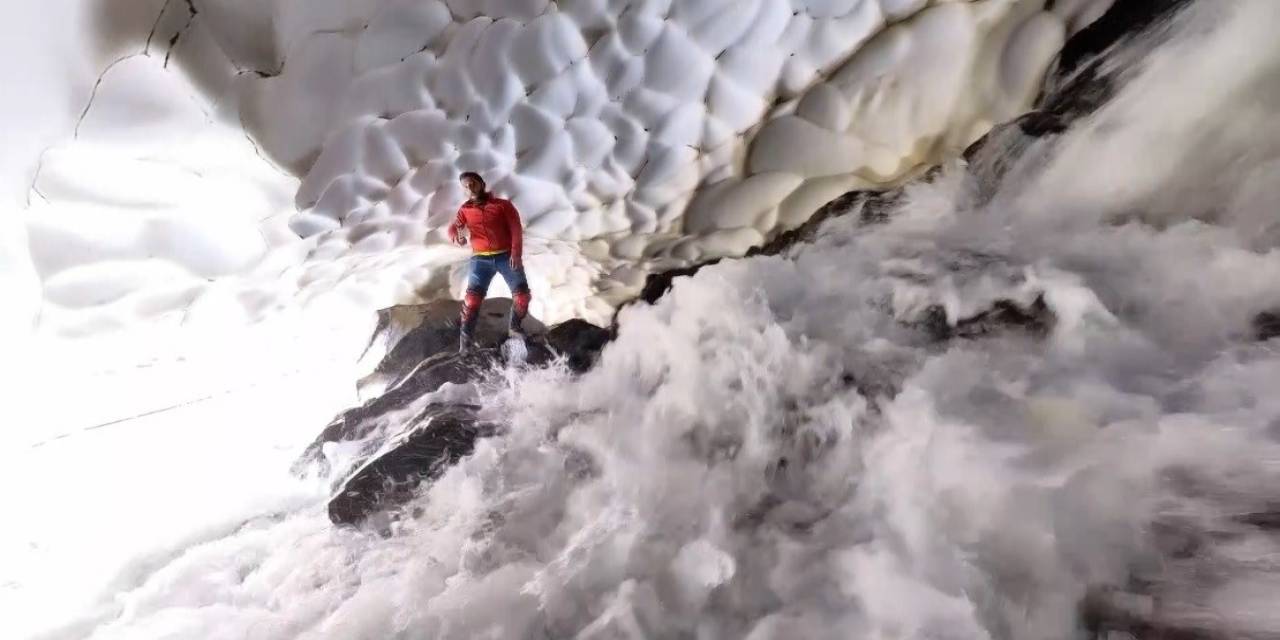 Buzul Mağarasına Girip, Gölde Yüzdüler